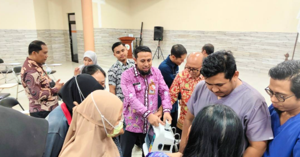 Uji fungsi dan pelatihan alat kesehatan defibrillator dan transport ventilator yang dilaksanakan di Aula Edelweis
